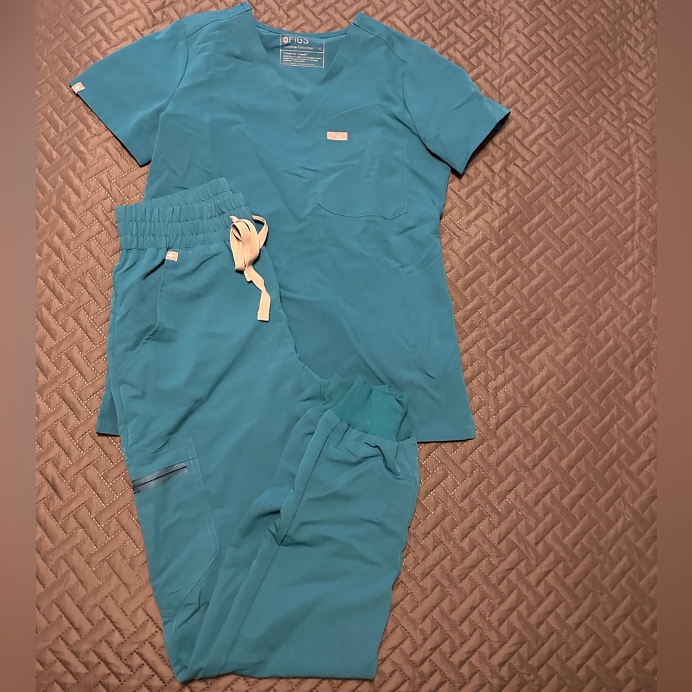 FIGS Pacific Blue Scrub Set